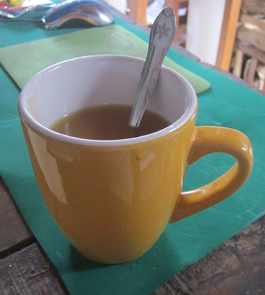 La taza con la loción de levadura combinado
                      con el jarabe "Algarrobina"