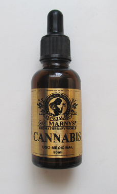Una botella pequeña de aceite
                          de cannabis
