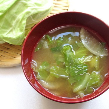 miso-soep
                      met koolbladeren