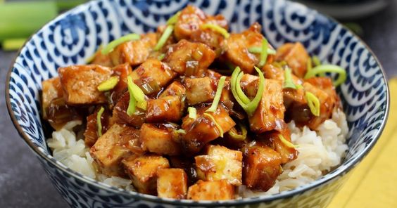 Tofu-truffels in Aziatische saus met
                              rijst