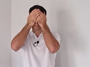 Palmieren 02: mit den Fingern
                  �bereinander wie ein Pfeil