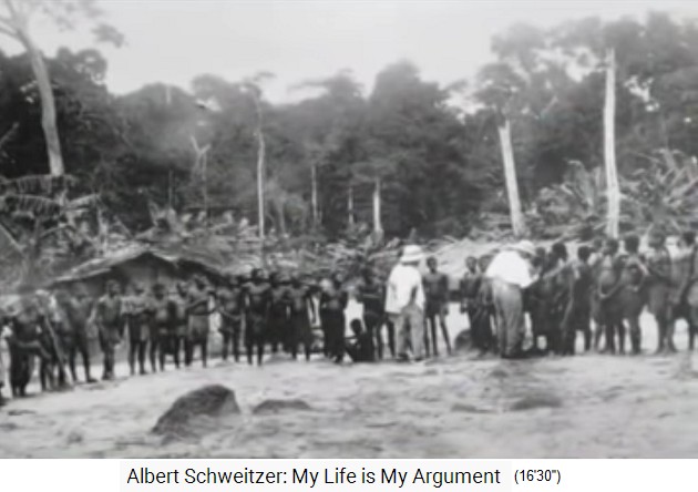 Lambarene, eine
                    Patientenschlange mit Albert Schweitzer 1913