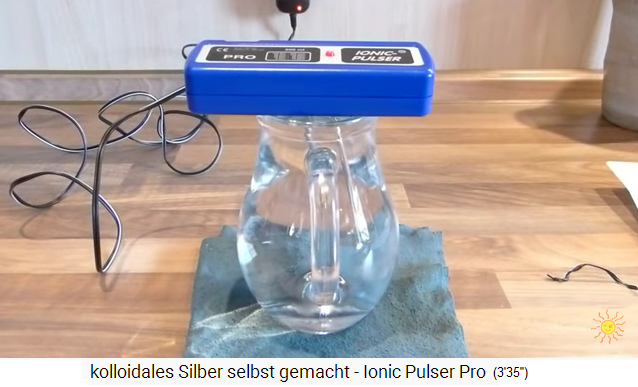 L’ioniseur � Ionic Pulser � est dans l’eau avec
                    les tiges d’argent et est connect� au r�seau
                    �lectrique, l’eau d’argent est pr�par�e