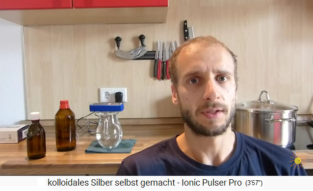 Sebastian de "Gemeinsam vegan" pr�sente
                l’appareil d’ionisation "Ionic Pulser Pro"