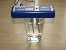 Le g�n�rateur
                  d’ions d’argent (anglais; "pulseur ionique")
                  sur un verre d’eau avec les tiges d’argent dans l’eau