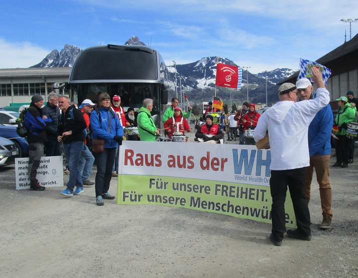 Plakat der
                  Freiheitstrommler: "Raus aus der WHO - f�r unsere
                  FREIHEIT. F�r unsere Menschenw�rde"