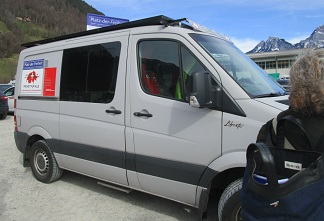 Van "Platz der Freiheit"
                  "Libert�" mit der Schweizer Verfassung