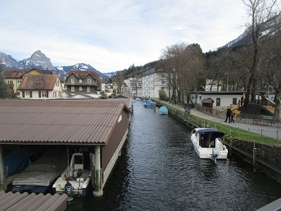 Kanal
                  in Brunnen Sicht dorfeinw�rts