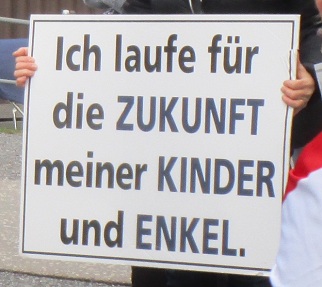 Demo in Brunnen auf der
                  Seewiese 03: Plakate der Freiheitstrommler: Ich laufe
                  f�r die Zukunft meiner Kinder und Enkel