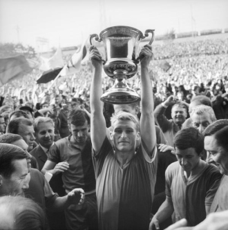 Karl Odermatt mit Meisterpokal 1967