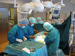 Operationssaal mit Chirurgen in Wagna (bei
                      Graz, �sterreich)
