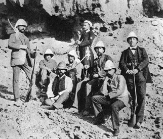 Deutsche Cholera-Expedition
                        in Alexandria 1883 mit Robert Koch (dritter
                        v.r.)