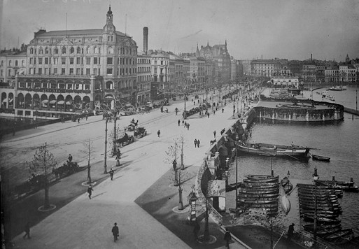 Hamburg
                Jungfernstieg 1890 mit Pferdefuhrwerken