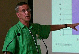 Peter Aaby
                                beim Vortrag �ber Impfungen in Afrika,
                                hier in Kiel