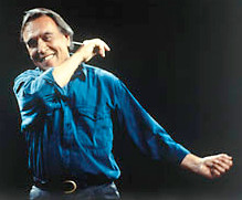 Claudio
                Abbado dirigiert mit einem L�cheln im Gesicht