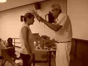 Heiler segnet
                        mit Getreideb�schel