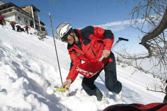 Opfersuche mit Ortungsger�t und Schaufel
                        [13]