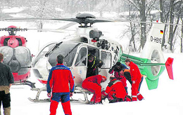 Rettungshelikopter
                        (Rettungshubschrauber) am Wallberg, 15.2.2009
                        [19]. Der Schwerverletze
                        Vollitioten-Tourenfahrer verstarb dann im
                        Spital