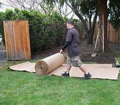 Pappe beseitigt Rasen 01, um ein
                Gartenbeet zu schaffen