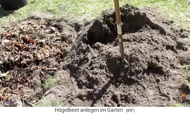 Construcci�n de un bancal de colina con Imperio
                    de jard�n biol�gico (Biogartenreich) 16: Ahora el
                    turno es la tierra de la fosa