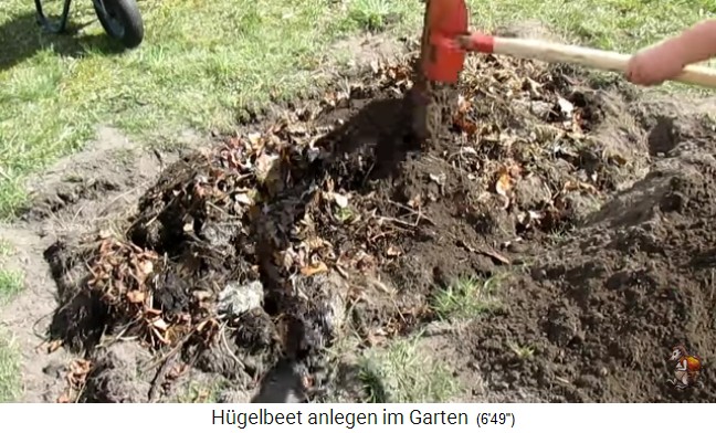 Construcci�n de un
                    bancal de colina con Imperio de jard�n biol�gico
                    (Biogartenreich) 20: la mezcla tierra del
                    suelo+tierra de compost es puesta en el bancal de
                    colina 1