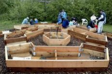 Zona de
                          cultivo con bancales elevados como pent�gono
                          de 5 esquinas con un hex�gono con 6 esquinas
                          en el centro