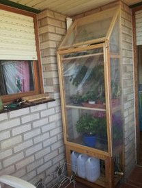 Mini-Treibhaus an Hauswand