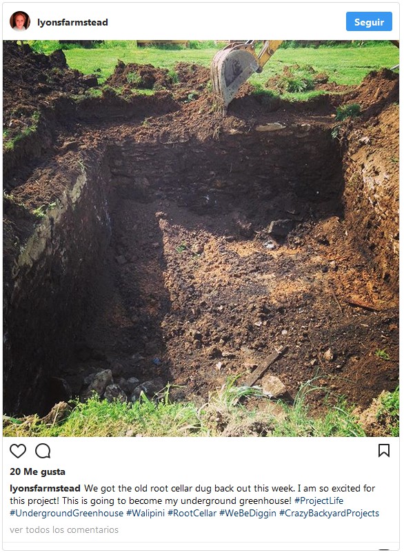 Walipini im Bau, ein alter Keller wird
                        freigelegt und Erde wird reingeschaufelt