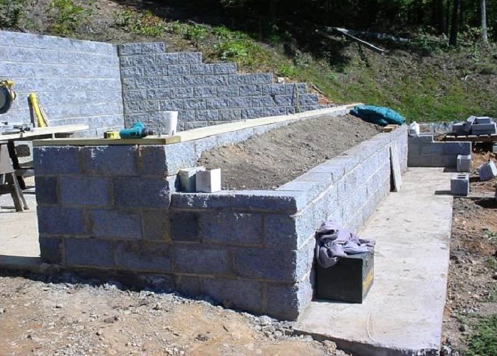 Ein
                        Walipini-Treibhaus wird halb im H�gel
                        installiert, Tennessee