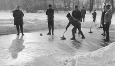 Zugefrorener Teich mit Wintersport