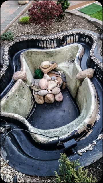 Teichbau: Schale mit grossen Steinen