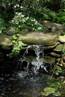 Sauerstoffanreicherung an einer Stufe durch
                    Verwirbelung mit kleinem Wasserfall