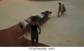 Panya-Projekt: Die Lehmfolien werden im
              Reservoir verlegt 02