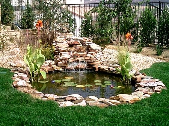 Gartenteich mit Steinrand und
                    kleinem Wasserfall