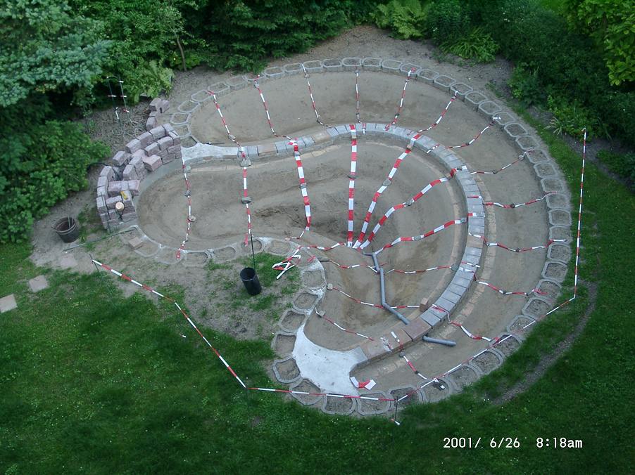 Teich mit
                    Halbkreis-Filtergraben: Baufortschritt 03