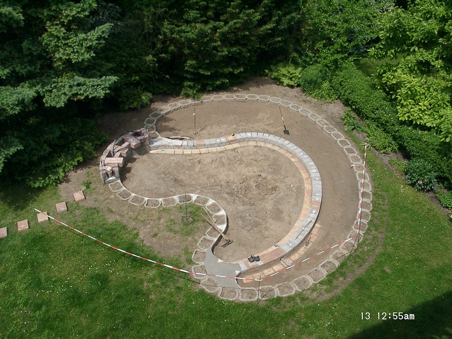 Teich mit
                    Halbkreis-Filtergraben: Baufortschritt 02