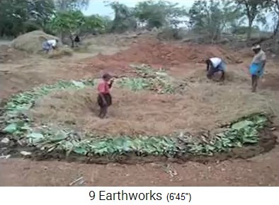 Teichboden aus Kuhdung+Gr�nzeug,
                    Vanapa, Indien