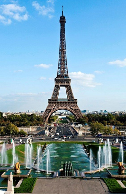 Eiffelturm mit Springbrunnen,
                    Paris, Frankreich