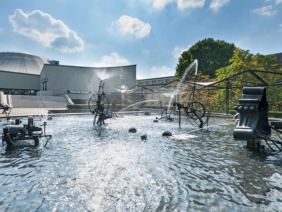 Brunnen als Dusche: Tinguelybrunnen
                    in Basel, Schweiz 02