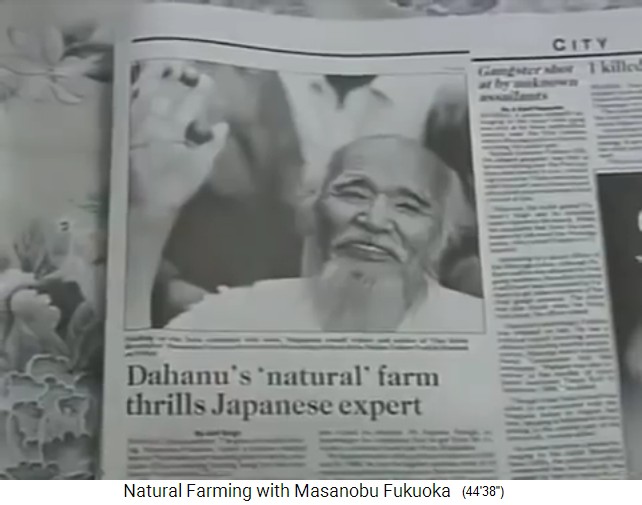 Pressekonferenz mit Fukuoka in Dahanu 02, die
                    Presse zeigt das Foto mit Fukuoka mit den
                    Samenb�llchen zwischen den Fingern der rechten Hand