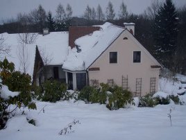 El Holzerhof en
                  Jennersdorf, el edificio residencial en invierno