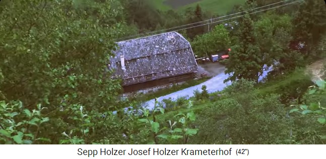 Krameterhof: Das untere Haus von oben
                    gesehen