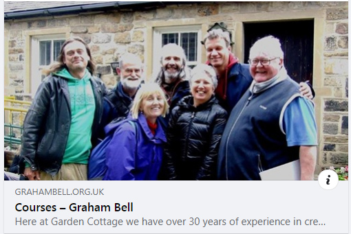Graham Bell mit einer
                    Gruppe am Landhaus, Post auf FB vom 3.2.2020