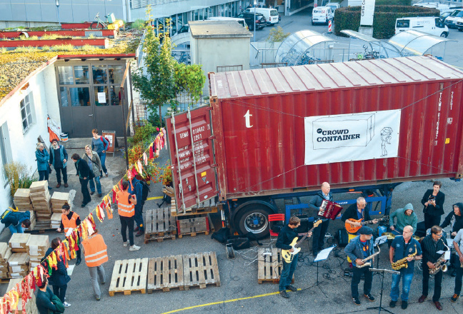 Crowd Container AG: Kunden
                    holen ihre bestellten Pakete