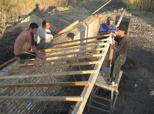 Der Bau des
                          Grubengewächshauses in Ladakh, Nord-Indien:
                          Bau des Dachteils auf der Schattenseite