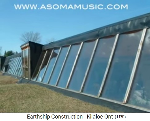 Bau
                                  eines Erdschiffs in Kilaloe Ont
                                  ("USA"), die Fensterfront
                                  ist fertig