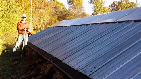 Das Dach: Die
                                Nordseite ist Metalldach, an der
                                Dachspitze aber transparent
