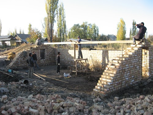 Kirgisistan 2010: Bau eines Walipinis
                              in der Fläche mit Doppelmauern rund rum,
                              das Doppelmauer-U ist fertig
