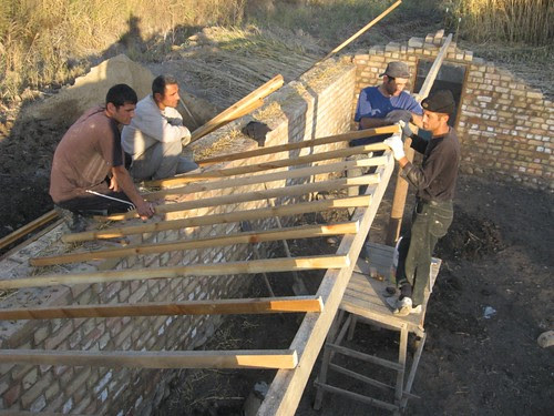 Kirgisistan 2010: Bau eines
                              Walipinis in der Fläche mit Doppelmauern
                              03, die Dachkonstruktion an der Nordseite
                              01