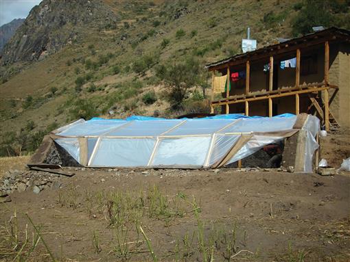 Dharapori (Provinz Humla in
                                  Nepal): Walipini mit Mauer-U